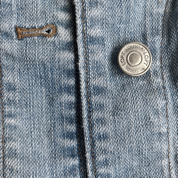 LOFT Women’s Cropped 3/4 Sleeve Light Blue Denim Jean Jacket Slightly Distressed - Picture 4 of 7
